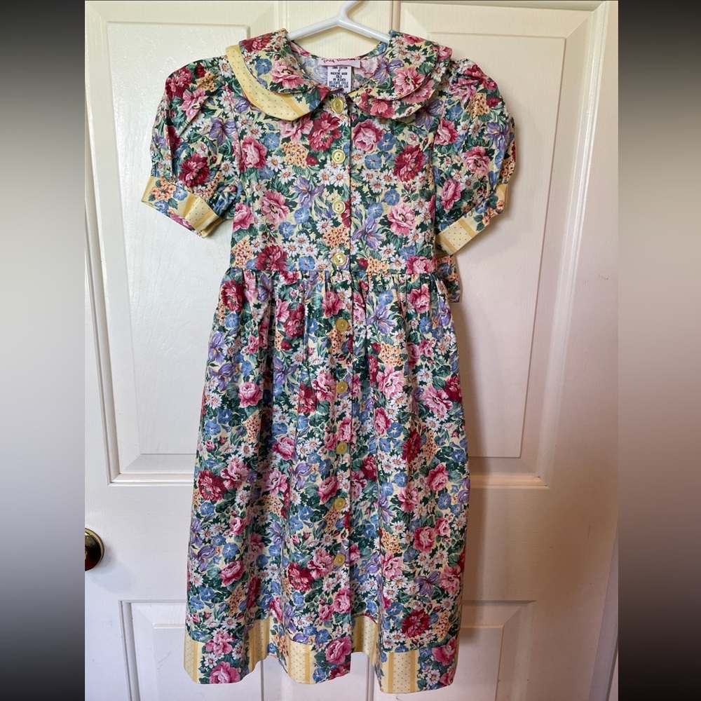 Vintage My Twinn
Floral Cottagecore
Dress-Size 5